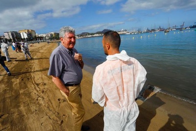 El Ayuntamiento mantiene hasta el jueves la prohibición del baño en la playa de Alcaravaneras 