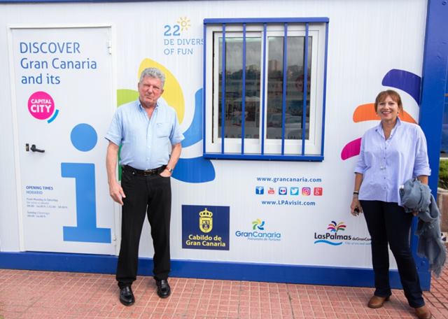 161102-Pedro-Quevedo-e-Ines-Jimenes-en-el-Punto-Informacion-Turistica-ARC-2016