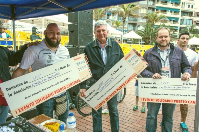 Entrega donativos Barberos Solidarios - Nacho de la Fe - Pedro Quevedo - José Eduardo Ramírez