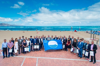 La playa de Las Canteras protagoniza la entrega de las 45 banderas azules 2016 a las playas canarias 