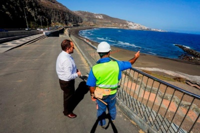 Comienzan los trabajos de reparación del espigón sur de la Playa de La Laja 