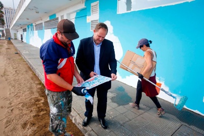 La playa de Las Alcaravaneras renueva su paisaje con un gran mural marino 