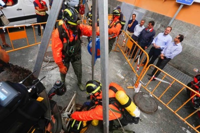 Los bomberos investigan una galería subterránea por el vertido de El Confital 