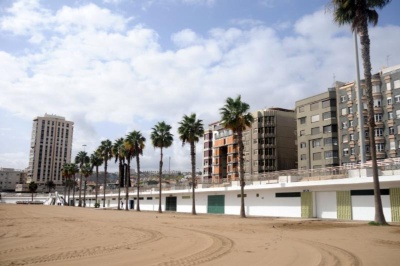 La totalidad de la playa de Las Alcaravaneras vuelve a abrirse al baño tras certificar la limpieza de sus aguas 
