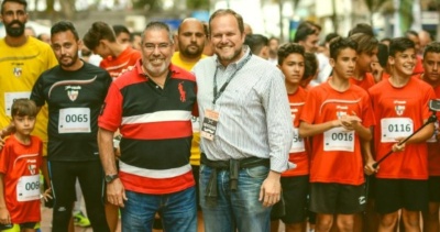 Un centenar de barberos y masajistas toman el Paseo de Las Canteras para apoyar a diferentes proyectos sociales 