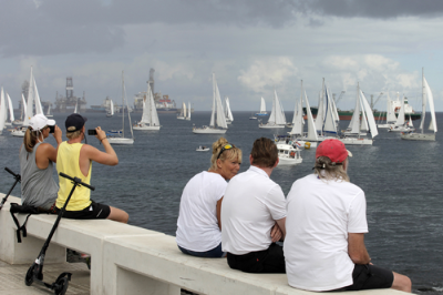 La ciudad despide desde la Avenida Marítima a los más de 70 veleros de la regata ARC Plus 